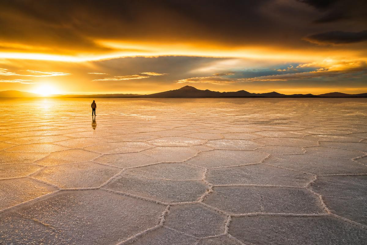 Salar de Uyuni en Bolivia con formaciones de sal y montañas al atardecer
