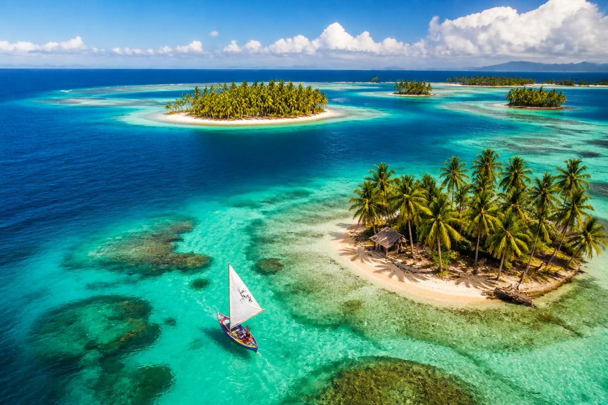 Islas de San Blas en Panamá con aguas turquesas y palmeras